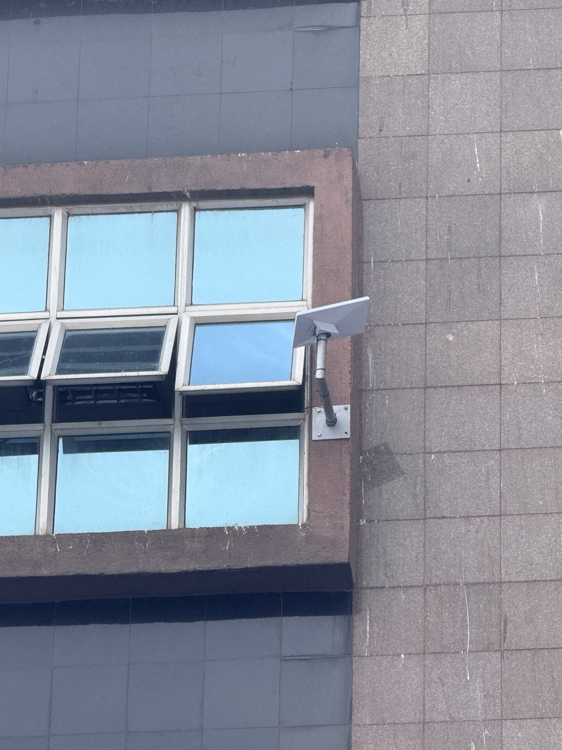 Starlink installed on a commercial building